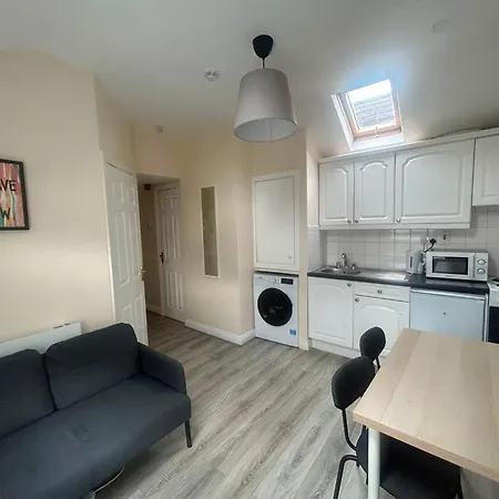 Charming 1bed Flat In Sleeps 2 Apartment